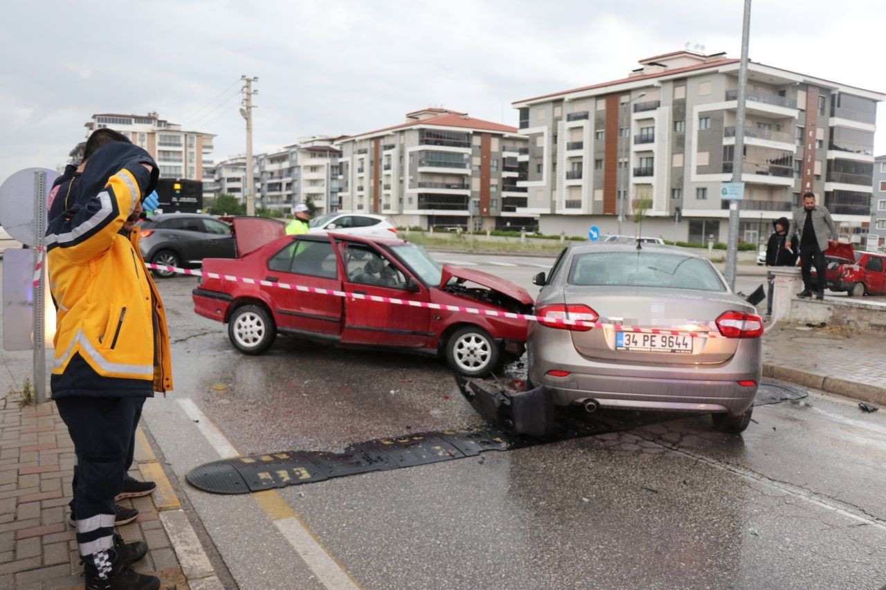 Denizli’de yağış ve sürat faciası! 3 araç çarpıştı, 1’i ağır 8 yaralı - Sayfa 4