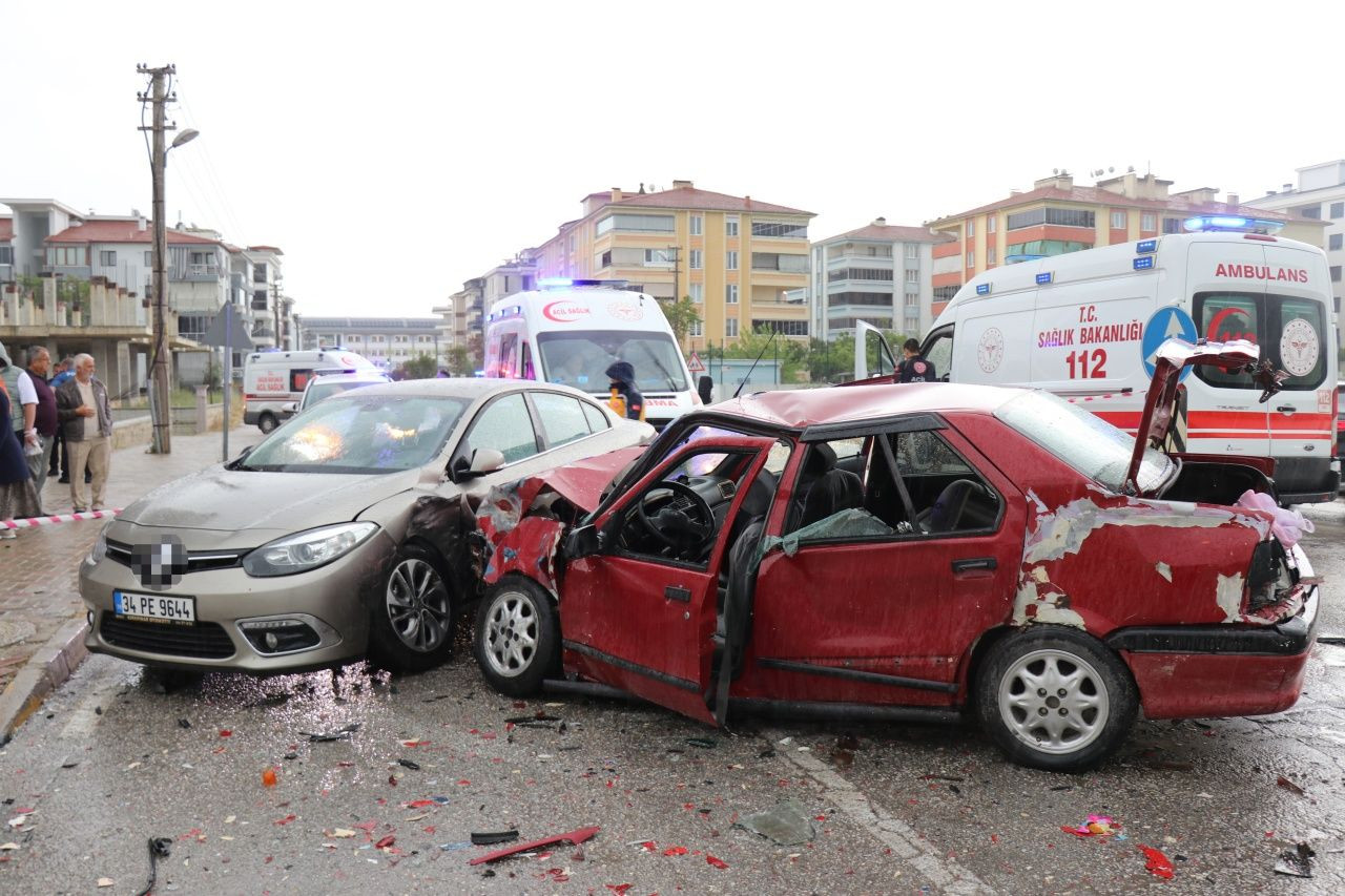 Denizli’de yağış ve sürat faciası! 3 araç çarpıştı, 1’i ağır 8 yaralı - Sayfa 5