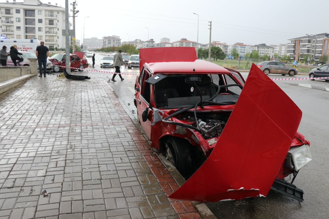 Denizli’de yağış ve sürat faciası! 3 araç çarpıştı, 1’i ağır 8 yaralı - Sayfa 7