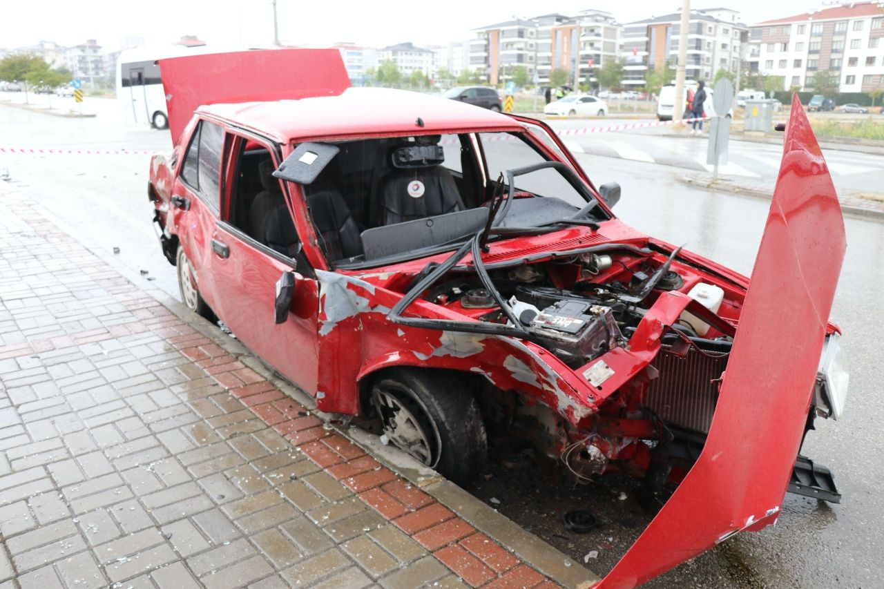 Denizli’de yağış ve sürat faciası! 3 araç çarpıştı, 1’i ağır 8 yaralı - Sayfa 6