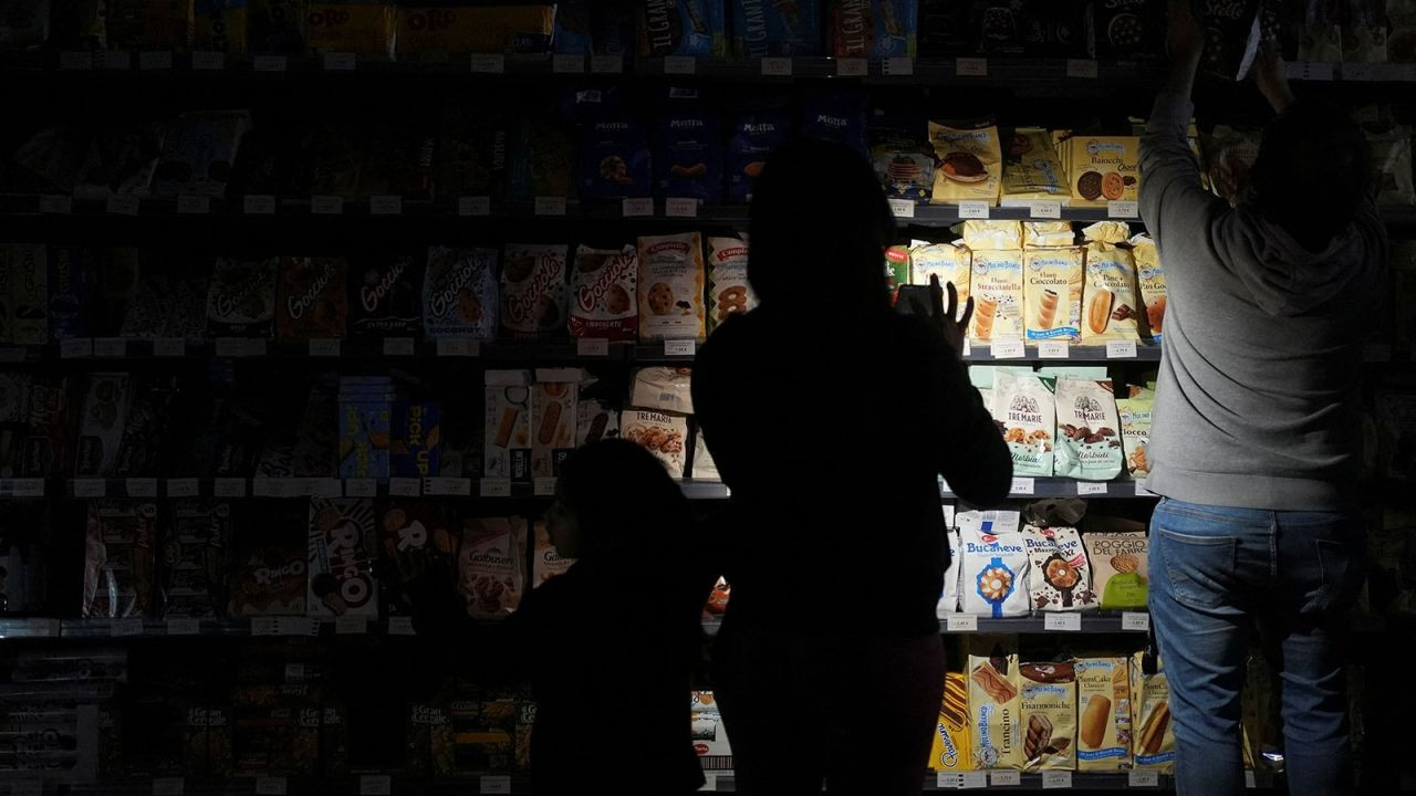 "Gökyüzü değişti elektrik gitti" İspanya'daki karanlığın nedeni ne? Ana gemi dünyaya iniyor teorisi! - Sayfa 15