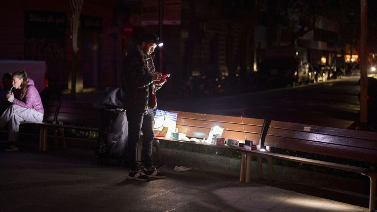 "Gökyüzü değişti elektrik gitti" İspanya'daki karanlığın nedeni ne? Ana gemi dünyaya iniyor teorisi! - Sayfa 5