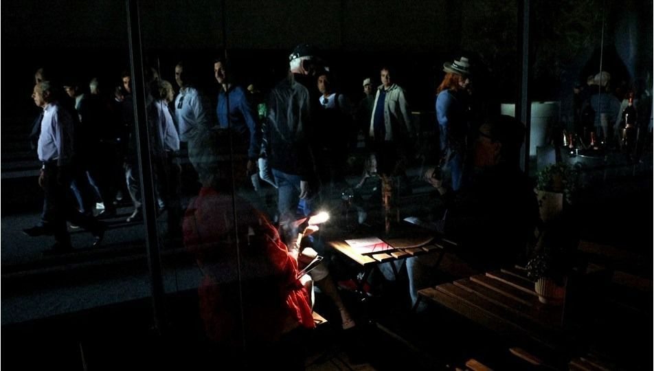 "Gökyüzü değişti elektrik gitti" İspanya'daki karanlığın nedeni ne? Ana gemi dünyaya iniyor teorisi! - Sayfa 8