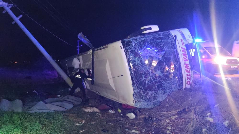 Van’da feci kaza: Yolcu otobüsü devrildi, 28 yaralı! Ortalık savaş alanına döndü... - Sayfa 3