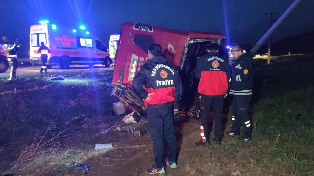 Van’da feci kaza: Yolcu otobüsü devrildi, 28 yaralı! Ortalık savaş alanına döndü... - Sayfa 7