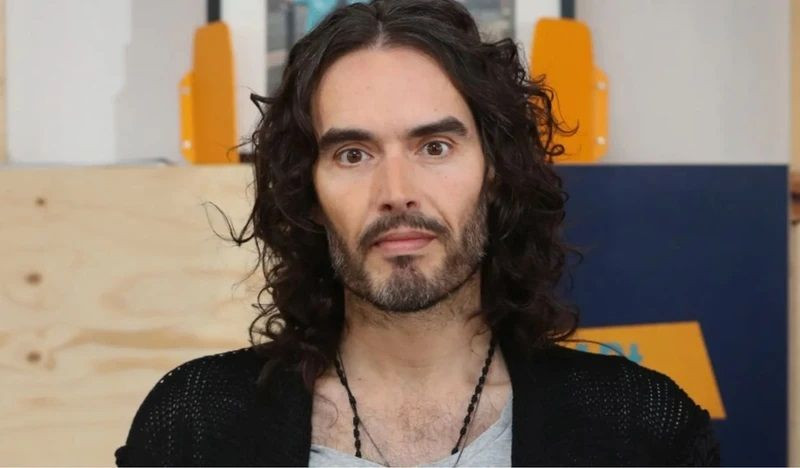 Ünlü oyuncu Russell Brand, cinsel saldırı suçlamasıyla hakim karşısına çıktı! - Sayfa 1