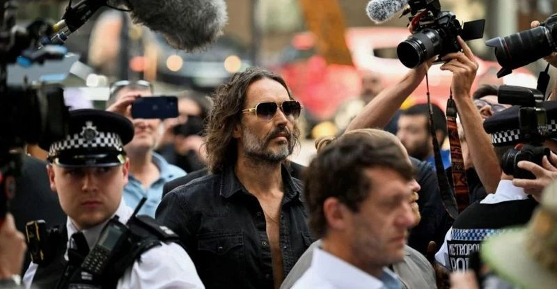 Ünlü oyuncu Russell Brand, cinsel saldırı suçlamasıyla hakim karşısına çıktı! - Sayfa 2