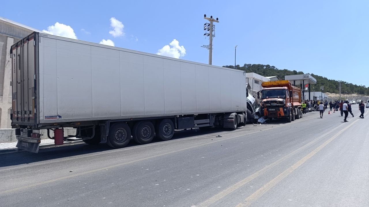 Silifke'de yoldan çıkan kamyon dehşet saçtı, 13 motosiklet, 2 otomobil pert - Sayfa 1
