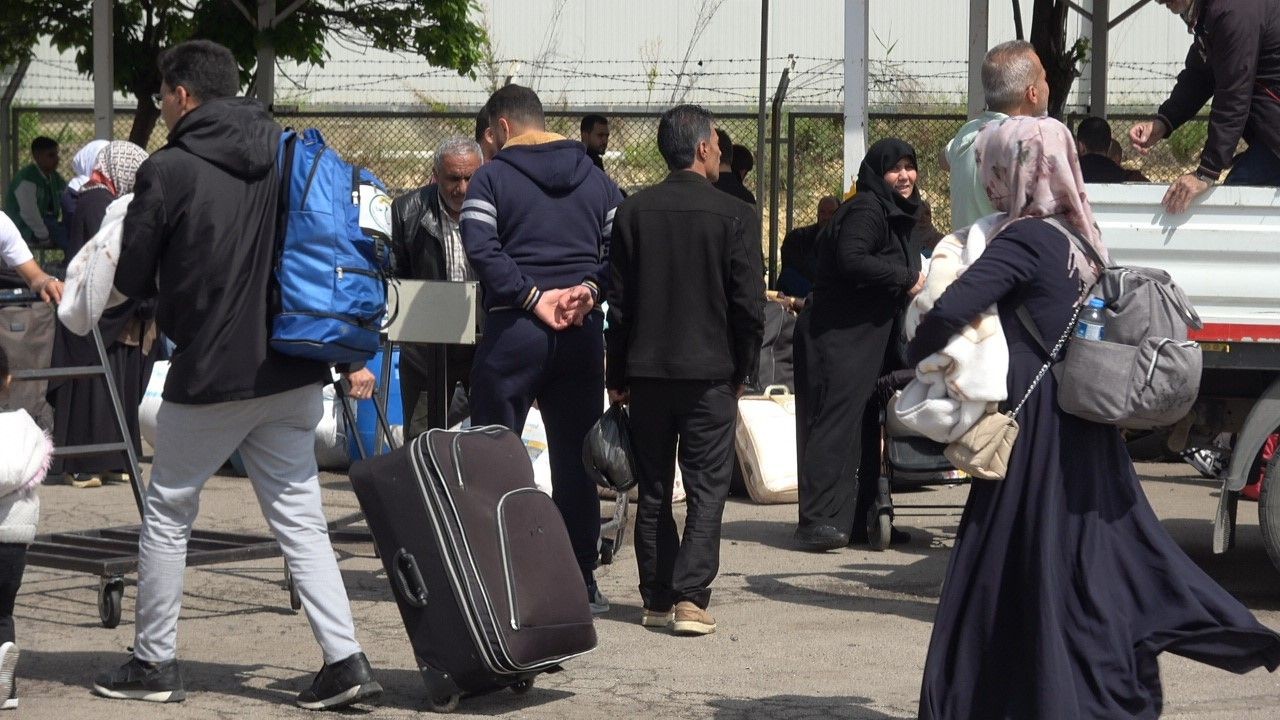 Suriyeli mültecilerin Öncüpınar Gümrük Kapısı'nda eve dönüş telaşı; teşekkür edip gittiler - Sayfa 3
