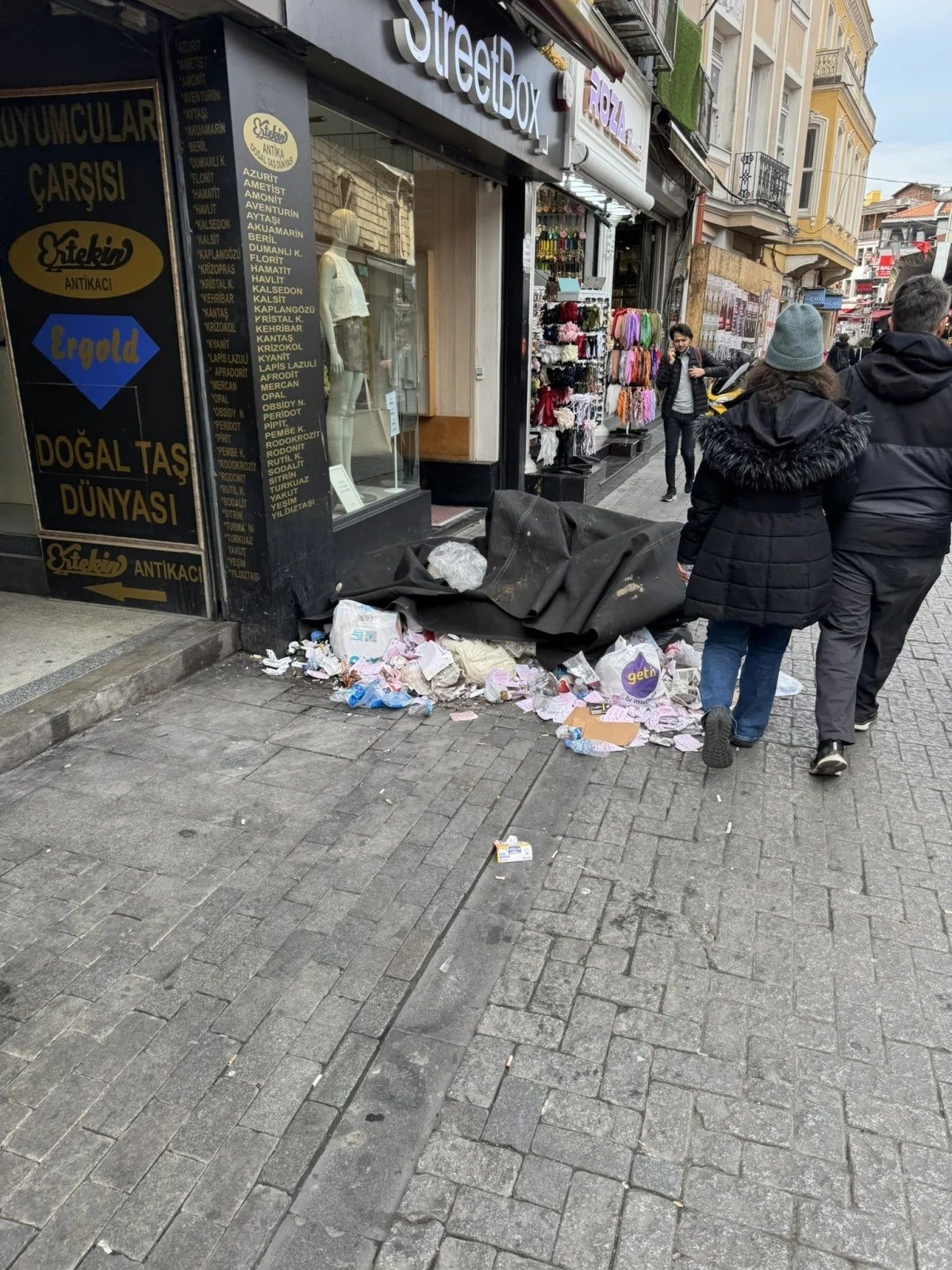 Beşiktaş’ta çöp dağları isyan ettirdi: Belediye maaş ödeyemiyor, sokaklar pislik içinde! - Sayfa 3