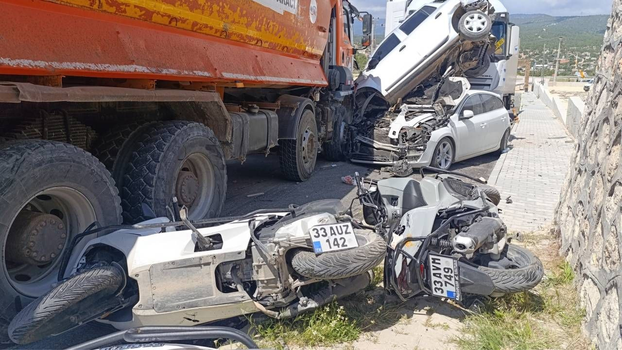 Silifke'de yoldan çıkan kamyon dehşet saçtı, 13 motosiklet, 2 otomobil pert - Sayfa 5