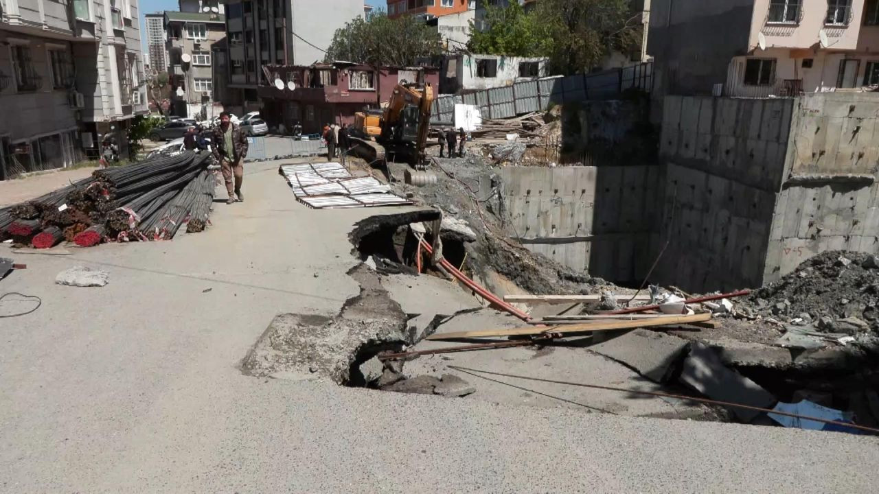 İstanbul'da yine yol çöktü, iki bina tahliye edildi! Bu kez Gaziosmanpaşa... - Sayfa 2