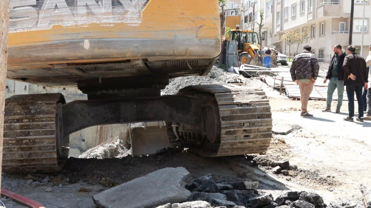 İstanbul'da yine yol çöktü, iki bina tahliye edildi! Bu kez Gaziosmanpaşa... - Sayfa 1