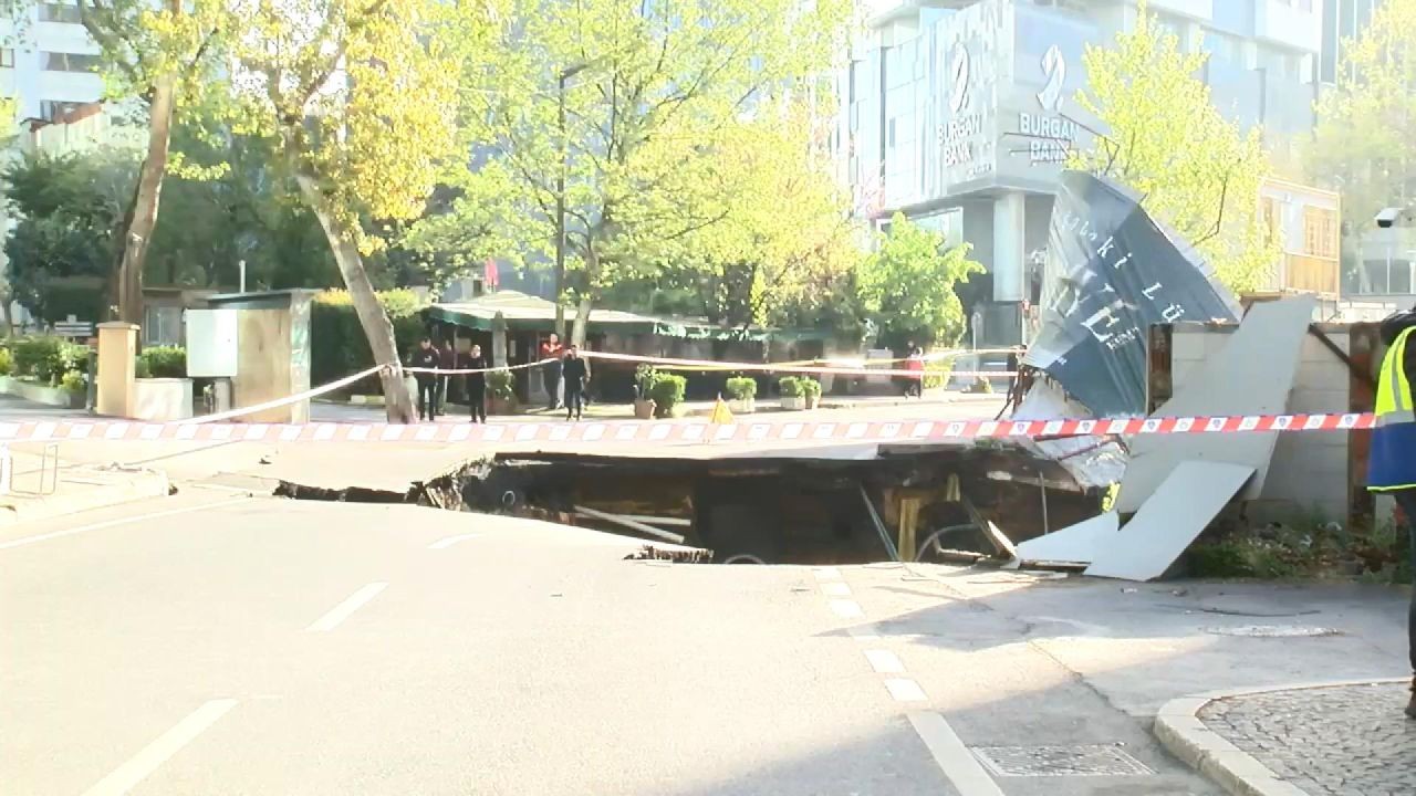 Sarıyer sahil yolu trafiğe kapatıldı, asfaltın kırıldığı anlar kamerada - Sayfa 4