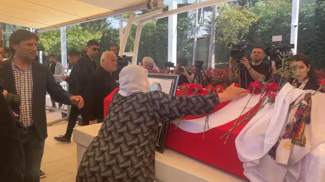 Barışın emekçisine son görev: İnşaat işçileri bile mesaiden çıkıp Sırrı Süreyya'nın cenazesine koştu - Sayfa 3