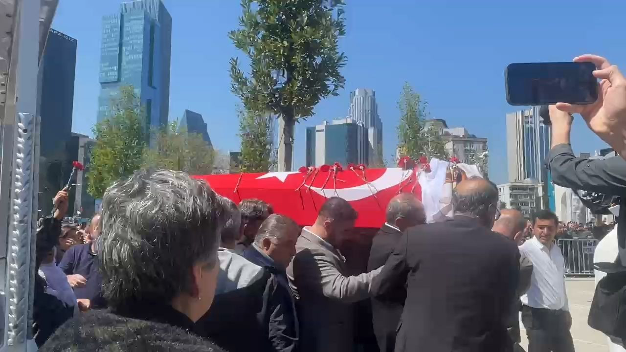 Barışın emekçisine son görev: İnşaat işçileri bile mesaiden çıkıp Sırrı Süreyya'nın cenazesine koştu - Sayfa 7