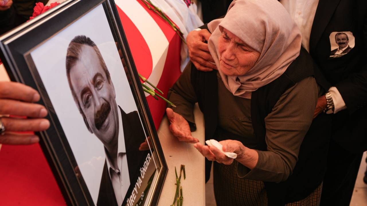 Barışın emekçisine son görev: İnşaat işçileri bile mesaiden çıkıp Sırrı Süreyya'nın cenazesine koştu - Sayfa 2