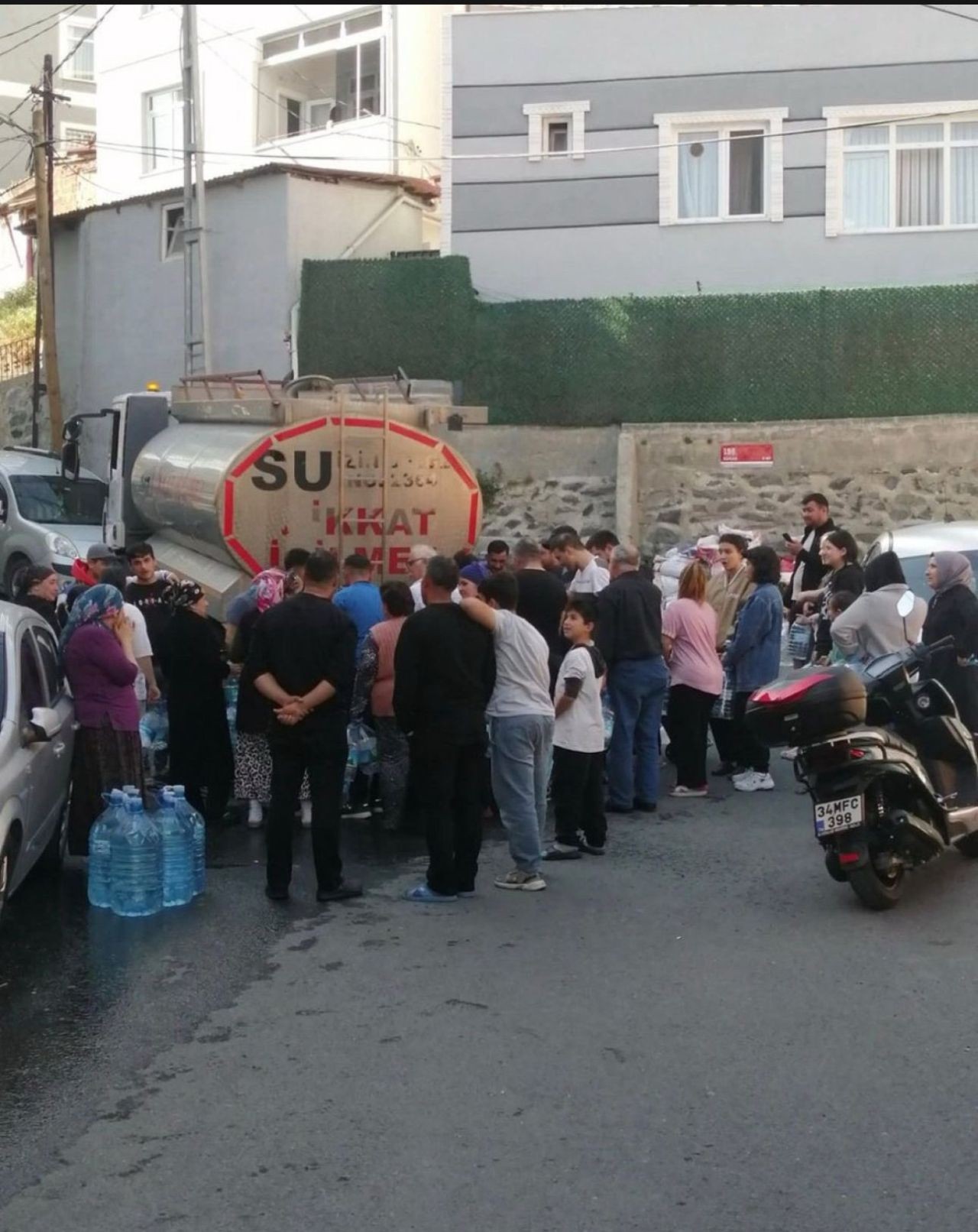Sarıyer’de çöken yol bölgeyi felç etti: Eski Büyükdere Caddesi kapalı, Ayazağa susuz, vatandaşlar isyanda! - Sayfa 1