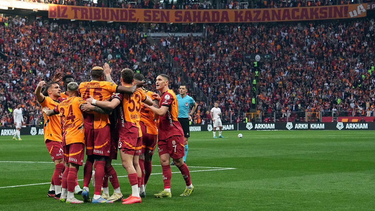 Galatasaray para basıyor: Gelecek sezon 2 forma göğüs sponsorundan 20 milyon dolarlık gelir - Sayfa 1