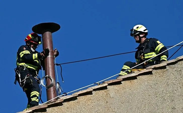 Yeni Papa bacadan çıkacak! Gözler Vatikan'da: Dünyanın en gizli oylaması bugün başlıyor! Sinyal kesiciler devrede... - Sayfa 6