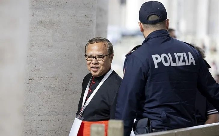 Yeni Papa bacadan çıkacak! Gözler Vatikan'da: Dünyanın en gizli oylaması bugün başlıyor! Sinyal kesiciler devrede... - Sayfa 13