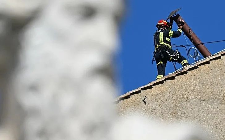Yeni Papa bacadan çıkacak! Gözler Vatikan'da: Dünyanın en gizli oylaması bugün başlıyor! Sinyal kesiciler devrede... - Sayfa 9