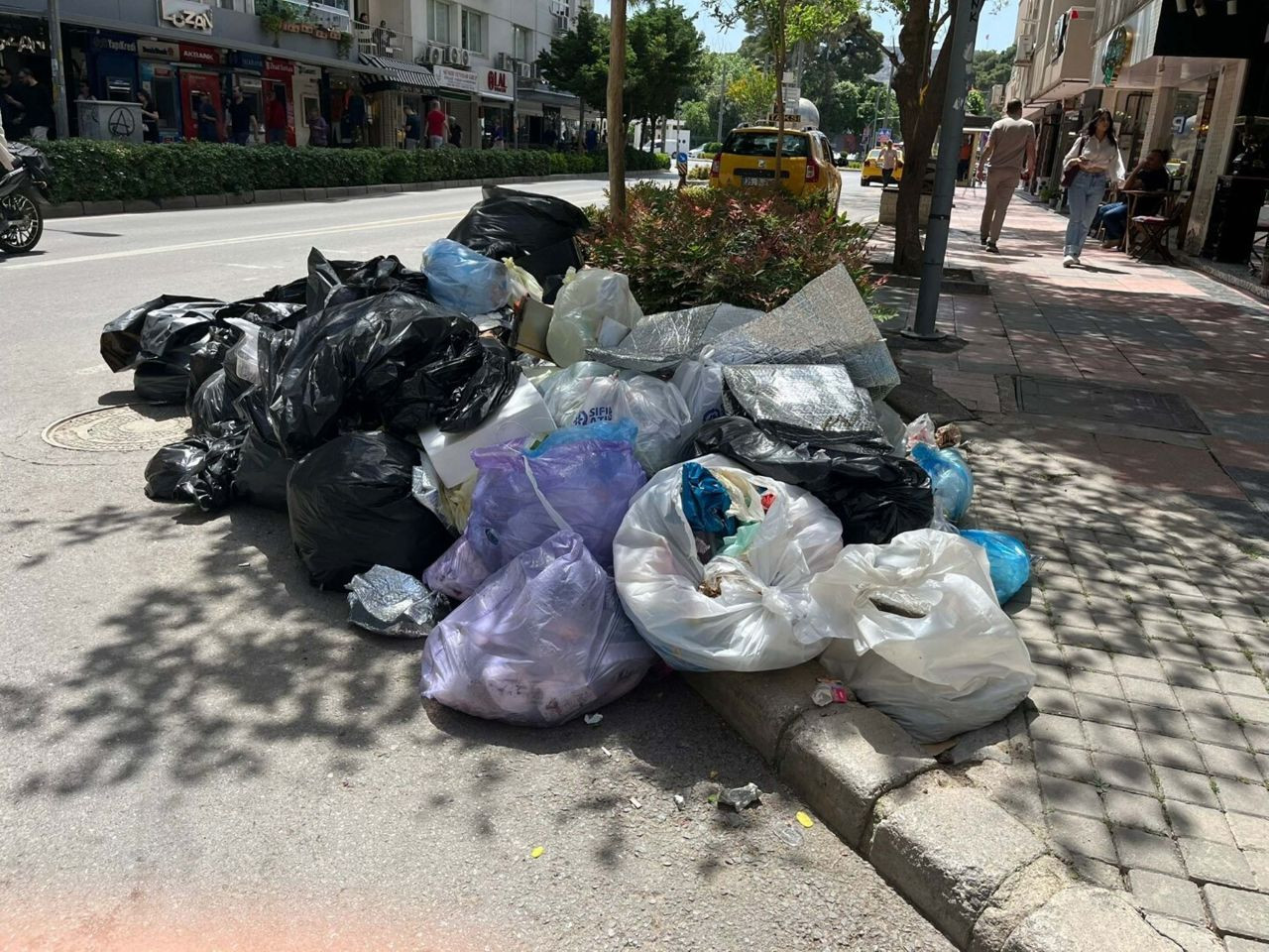 İzmir'i çöp dağları sardı! Konak'ta grev kararı sonrası sokaklarda kokudan yürünmüyor - Sayfa 5