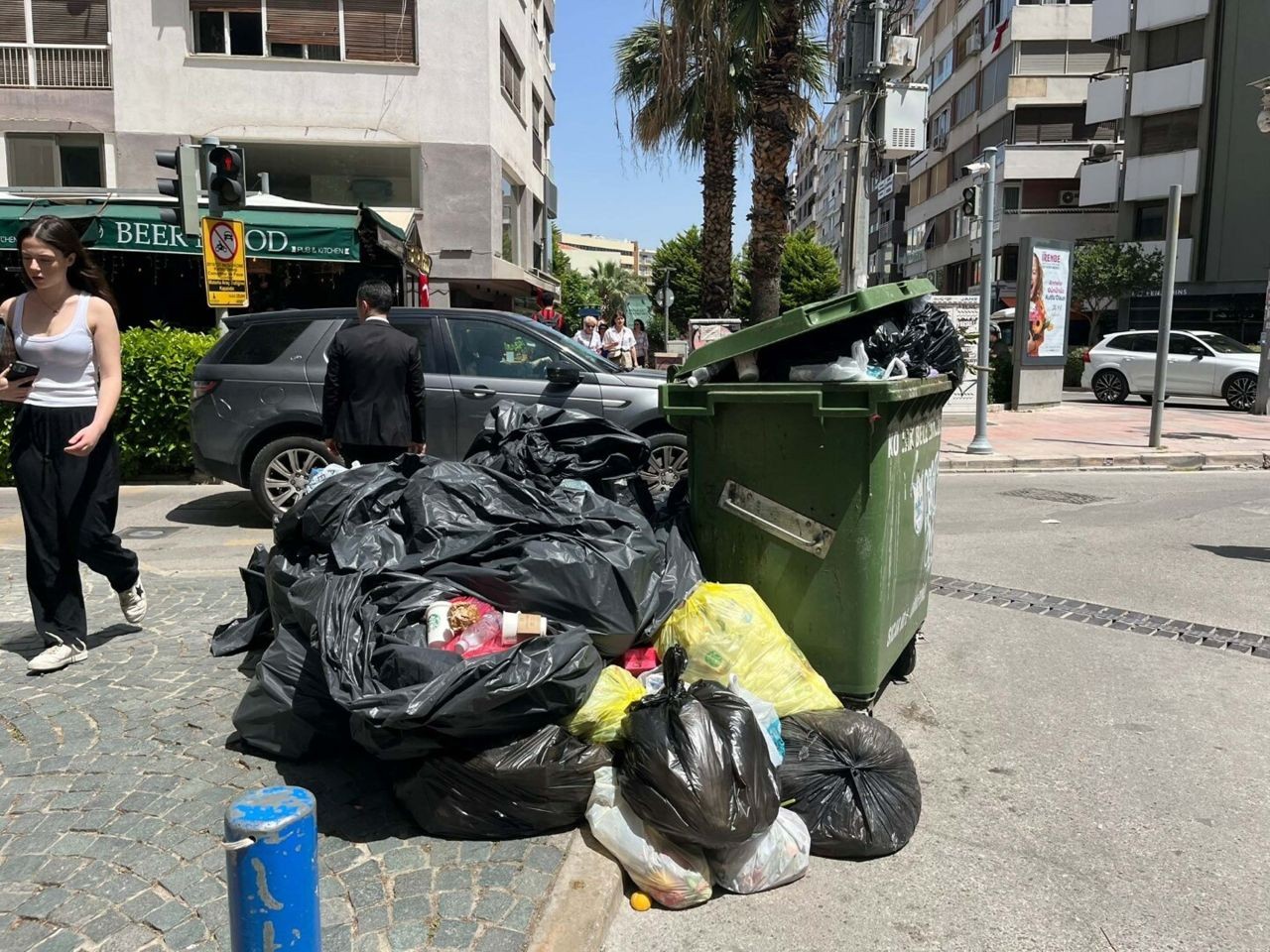İzmir'i çöp dağları sardı! Konak'ta grev kararı sonrası sokaklarda kokudan yürünmüyor - Sayfa 1