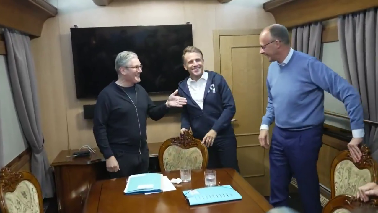 Avrupa bu görüntüyle sarsıldı! "Beyaz toz" skandalı! Macron, Starmer ve Merz trende ne sakladı? - Sayfa 5