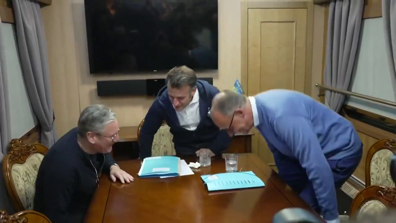 Avrupa bu görüntüyle sarsıldı! "Beyaz toz" skandalı! Macron, Starmer ve Merz trende ne sakladı? - Sayfa 6