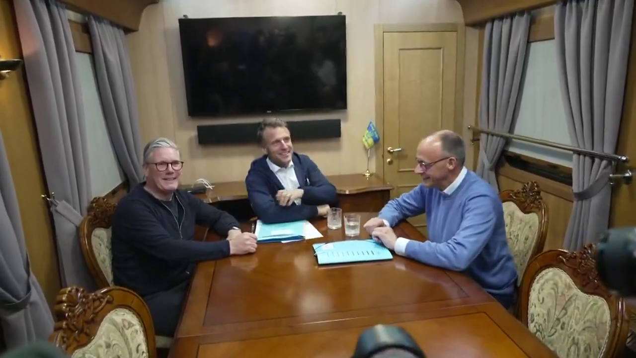 Avrupa bu görüntüyle sarsıldı! "Beyaz toz" skandalı! Macron, Starmer ve Merz trende ne sakladı? - Sayfa 7