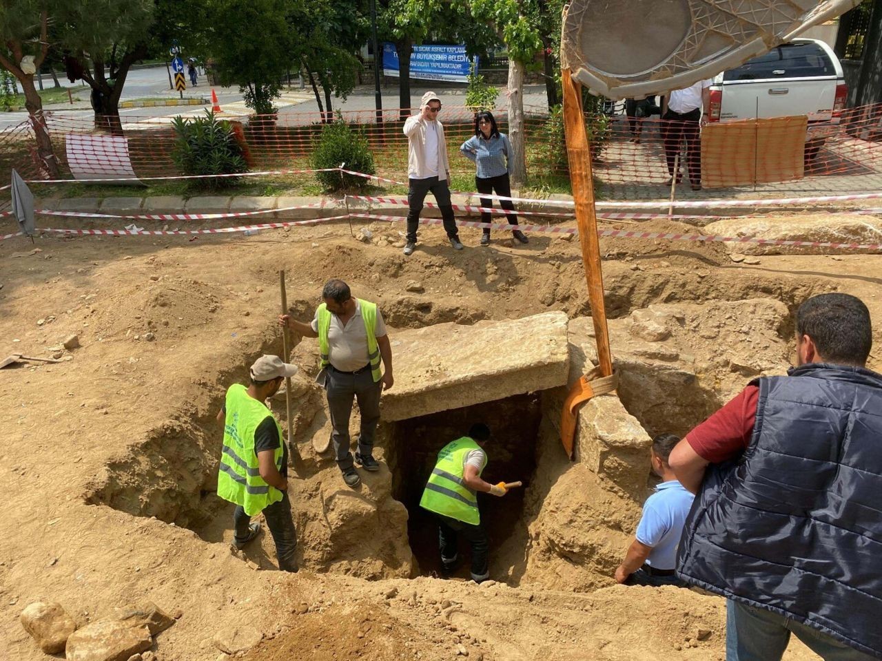 Aydın'ın göbeğinde yol çalışması sırasında Roma dönemine ait kral mezarı bulundu - Sayfa 1