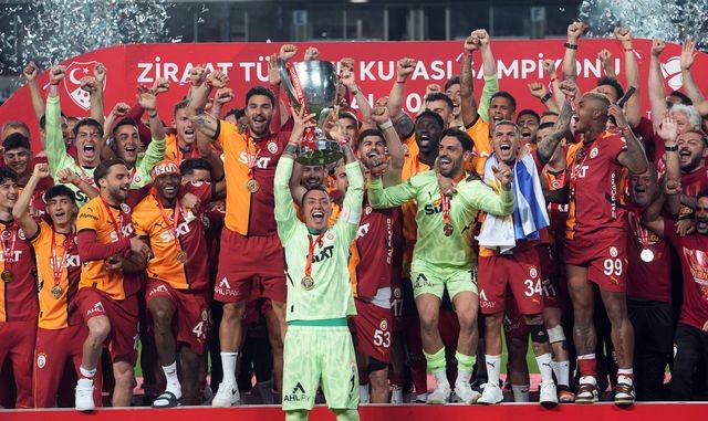Türkiye Kupası'nda şampiyon olan Galatasaray kupasına kavuştu - Sayfa 1