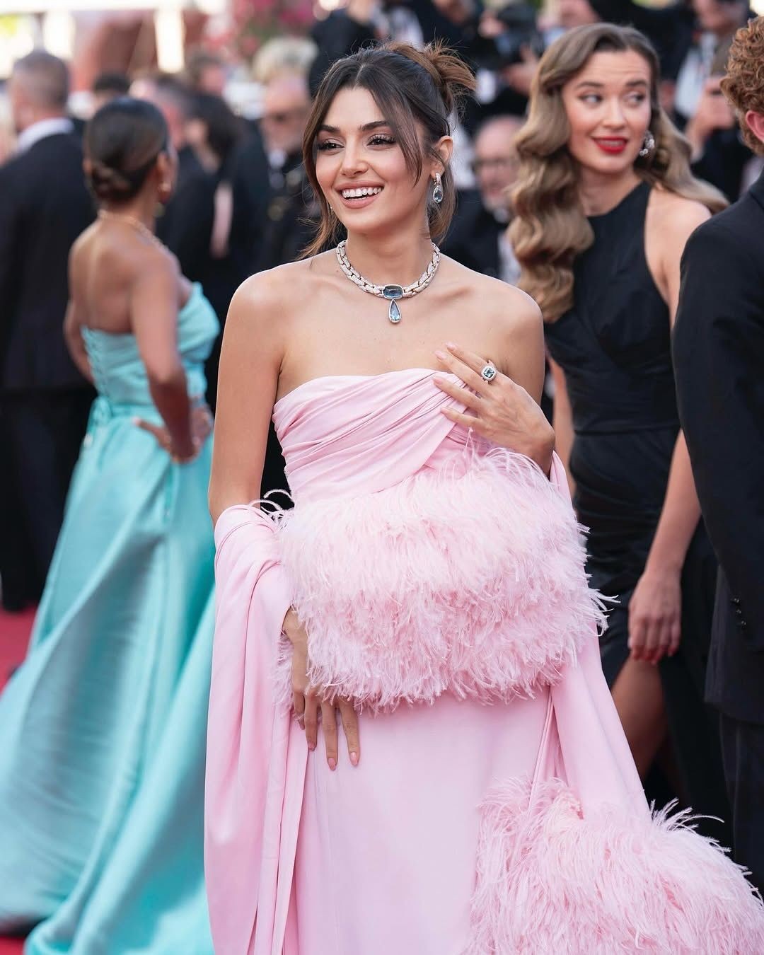 Hande Erçel’in 78. Cannes Film Festivali’ndeki tarzı çok konuşuldu! Elbisenin belden aşağısı alay konusu oldu - Sayfa 2