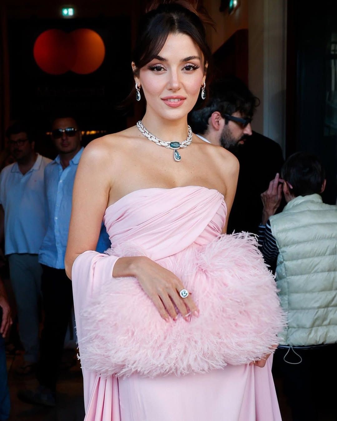 Hande Erçel’in 78. Cannes Film Festivali’ndeki tarzı çok konuşuldu! Elbisenin belden aşağısı alay konusu oldu - Sayfa 4