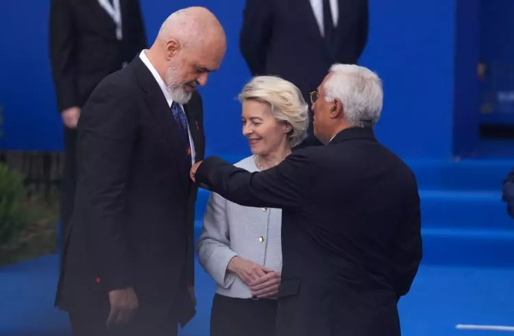 Avrupa Siyasi Topluluğu 6. Zirvesi'nden dikkat çeken kareler! Dünya gündemine oturdu - Sayfa 17