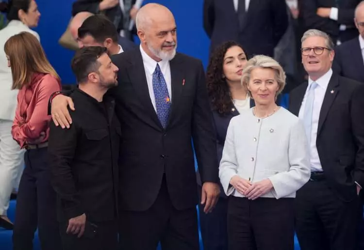 Avrupa Siyasi Topluluğu 6. Zirvesi'nden dikkat çeken kareler! Dünya gündemine oturdu - Sayfa 24