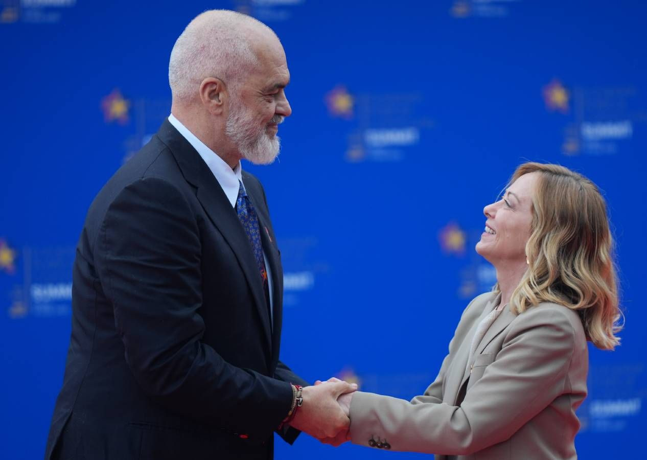 Arnavutluk Başbakanı Edi Rama 27 ülkenin liderini beyaz spor ayakkabıyla karşıladı - Sayfa 5