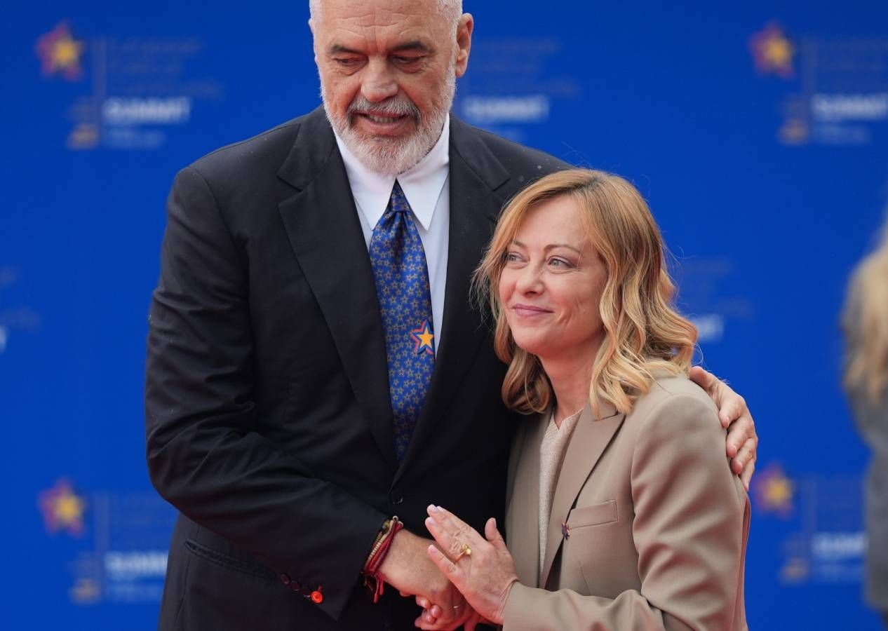 Arnavutluk Başbakanı Edi Rama 27 ülkenin liderini beyaz spor ayakkabıyla karşıladı - Sayfa 2