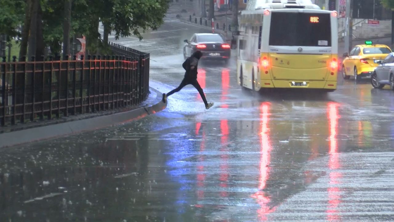 Şakası yok! Ani elektrik fırtınaları bekleniyor: Cep telefonunuzla konuşmaya ara vermeniz tavsiye olunur - Sayfa 1