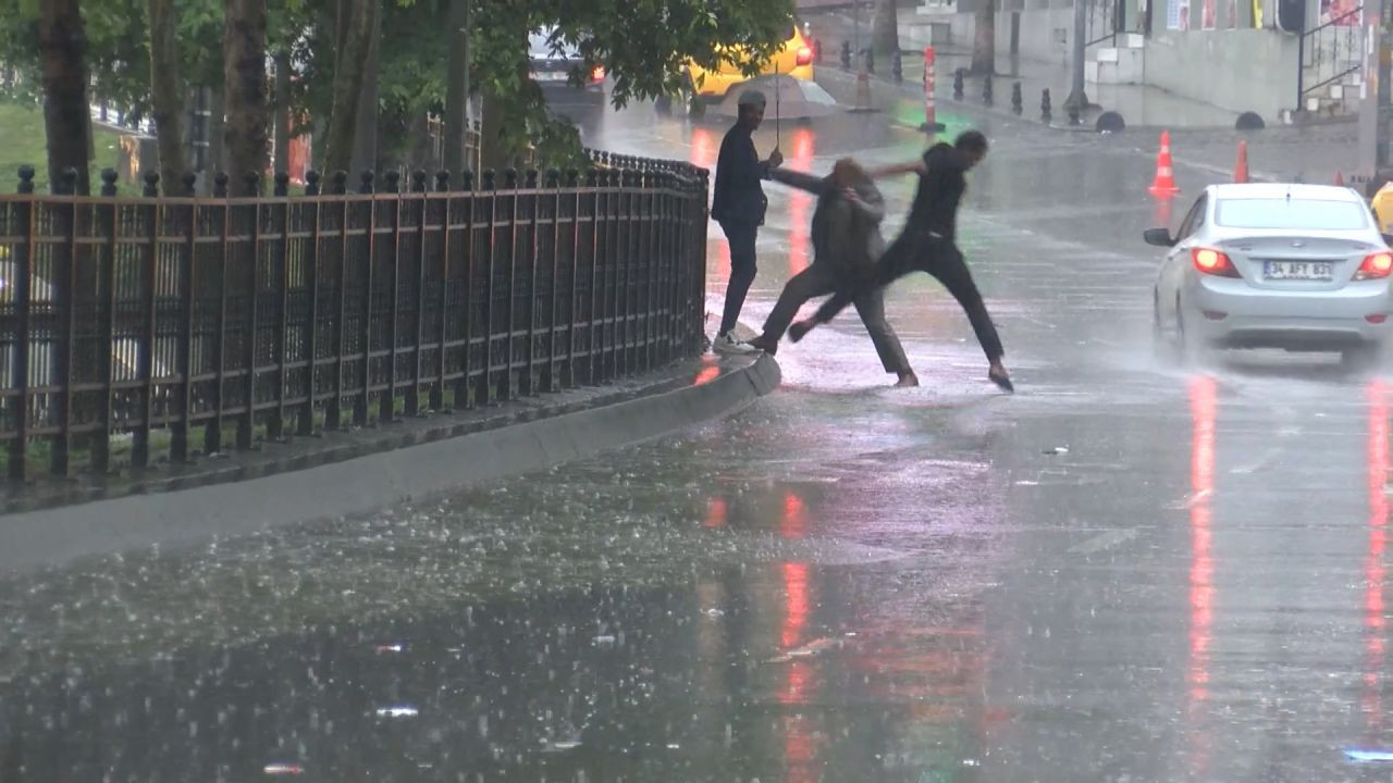 Şakası yok! Ani elektrik fırtınaları bekleniyor: Cep telefonunuzla konuşmaya ara vermeniz tavsiye olunur - Sayfa 9