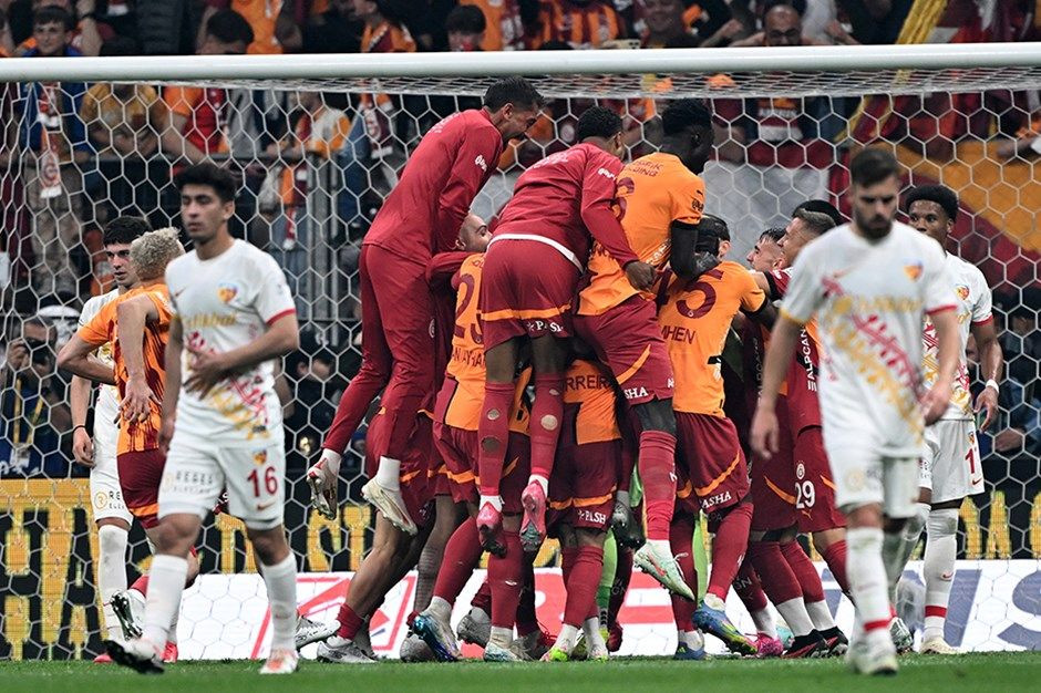 Galatasaray'da şampiyonluk yüklendi! Fenerbahçe ve Beşiktaş'a peş peşe gönderme... - Sayfa 3