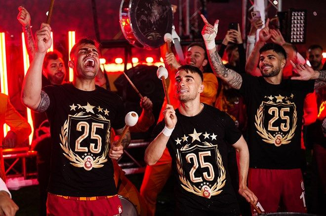 Galatasaraylı futbolcular 25. şampiyonluğu ve 5. yıldızı doyasıya kutladı - Sayfa 14
