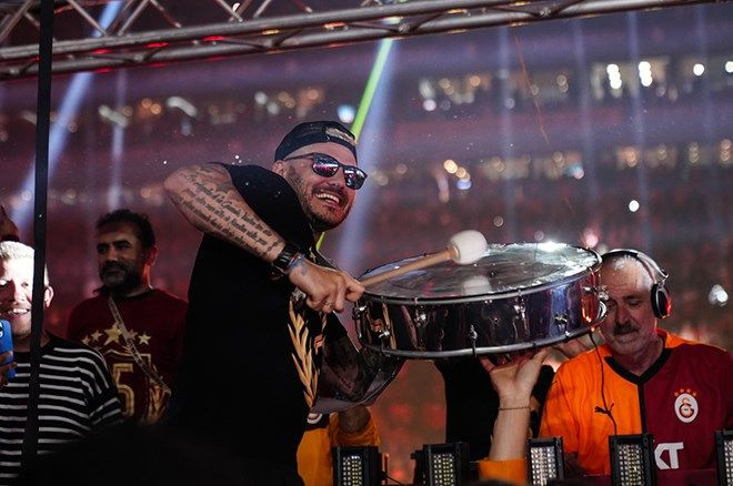 Galatasaraylı futbolcular 25. şampiyonluğu ve 5. yıldızı doyasıya kutladı - Sayfa 15