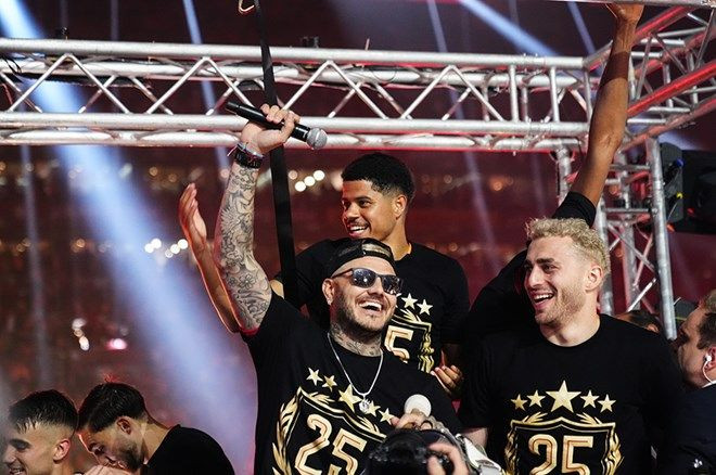 Galatasaraylı futbolcular 25. şampiyonluğu ve 5. yıldızı doyasıya kutladı - Sayfa 16