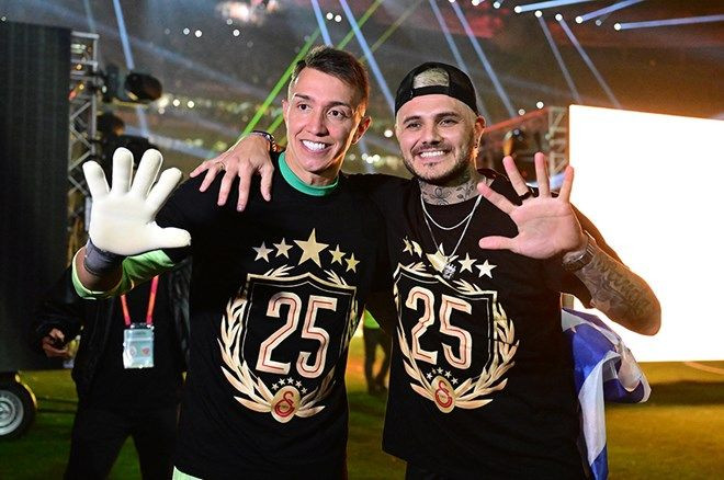 Galatasaraylı futbolcular 25. şampiyonluğu ve 5. yıldızı doyasıya kutladı - Sayfa 19