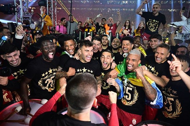 Galatasaraylı futbolcular 25. şampiyonluğu ve 5. yıldızı doyasıya kutladı - Sayfa 2
