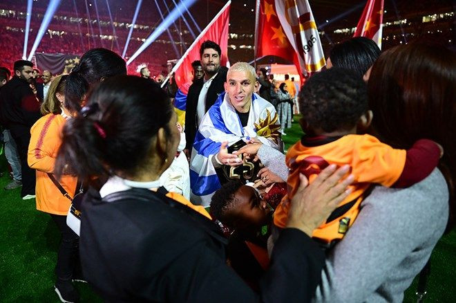 Galatasaraylı futbolcular 25. şampiyonluğu ve 5. yıldızı doyasıya kutladı - Sayfa 20