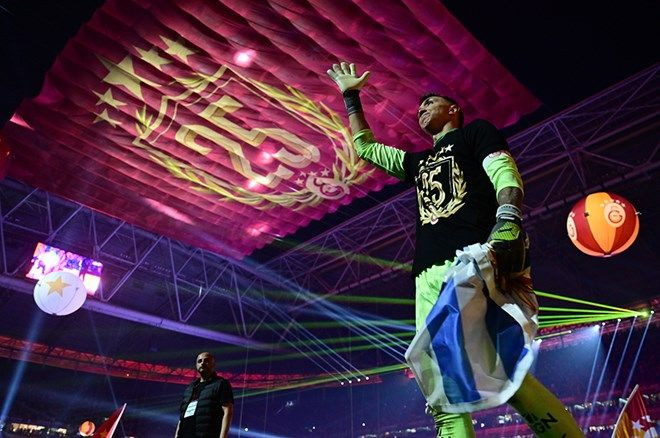 Galatasaraylı futbolcular 25. şampiyonluğu ve 5. yıldızı doyasıya kutladı - Sayfa 21