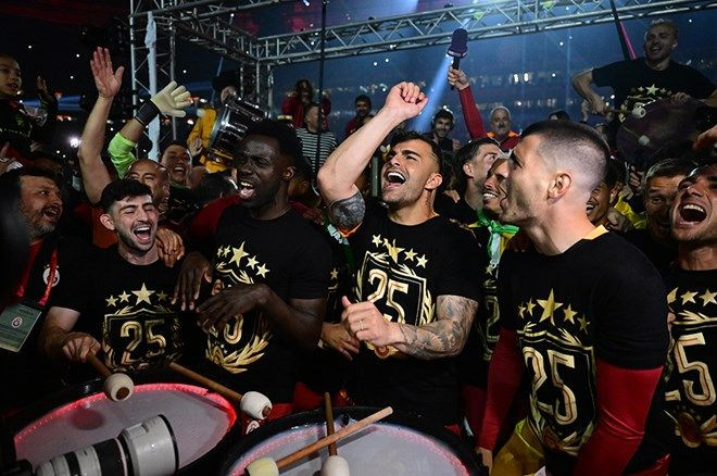 Galatasaraylı futbolcular 25. şampiyonluğu ve 5. yıldızı doyasıya kutladı - Sayfa 3